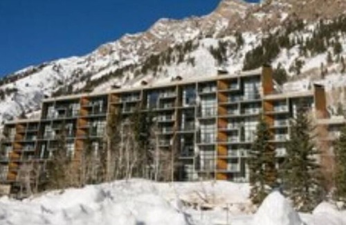 Salt Lake Mountain Resorts Condo | Iron Blosam Lodge at Snowbird with all the amenities you want.