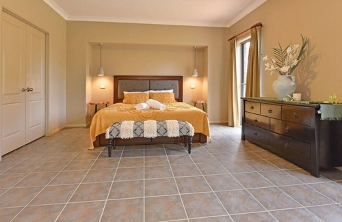 Lovedale House | Ironstone Estate Family Residence Spa 5 Bed 2bth Wifi BBQ