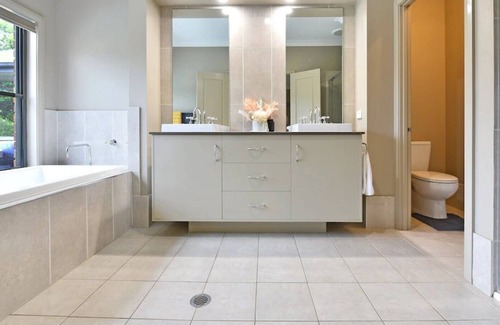 Lovedale House | Ironstone Estate Family Residence Spa 5 Bed 2bth Wifi BBQ