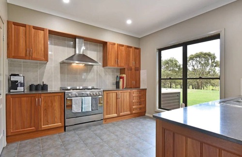 Lovedale House | Ironstone Estate Family Residence Spa 5 Bed 2bth Wifi BBQ