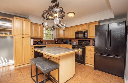 Kodak House | Ironwood Haven-Hot Tub-Firepit-Pool Table-Air Hockey-2600sq ft-7min Off Exit 407