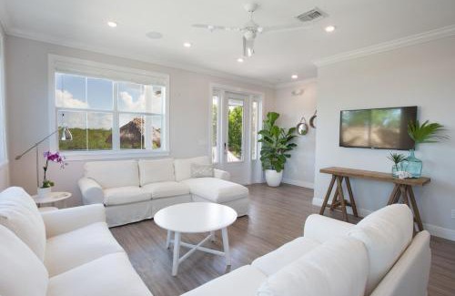 Islamorada House | Isla Mirabelle - Waterfront Boutique Resort, Htd Pool, Dock, Walkable