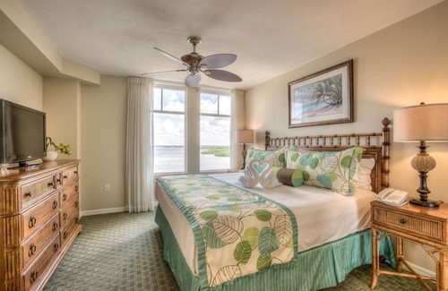 Fort Myers Beach Hotel | Island Bliss Awaits: 4 Elegant Units w/Pool & Ocean Views