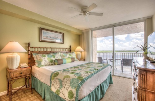Fort Myers Beach Hotel | Island Escape: 2 Spacious Units w/Full Kitchen & Pool Access