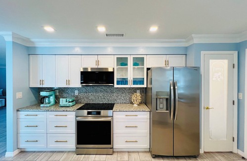 Biggar House | Island Escape - Beautiful New Remodeled Home with Pool