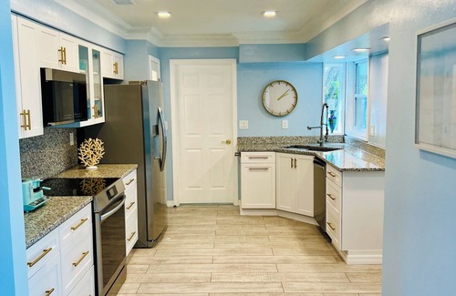 Biggar House | Island Escape - Beautiful New Remodeled Home with Pool