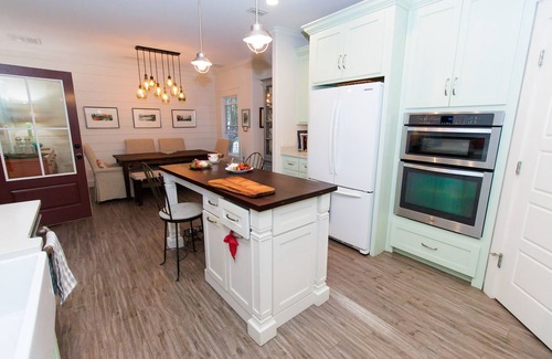 Kings Terrace Cottage | Island Getaway with Hot Tub Short Walking Distance to Village Pier-Dog Friendly