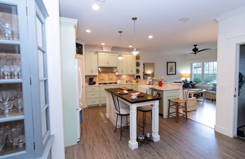 Kings Terrace Cottage | Island Getaway with Hot Tub Short Walking Distance to Village Pier-Dog Friendly