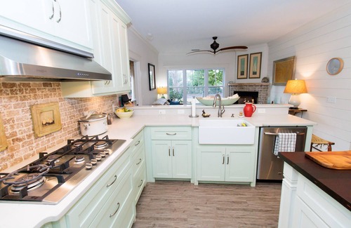 Kings Terrace Cottage | Island Getaway with Hot Tub Short Walking Distance to Village Pier-Dog Friendly