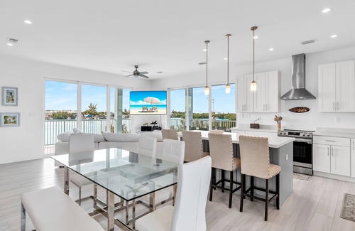 Marathon House | Island getaway with panoramic view, pool, spa, beach and rooftop access!