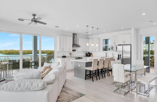 Marathon House | Island getaway with panoramic view, pool, spa, beach and rooftop access!