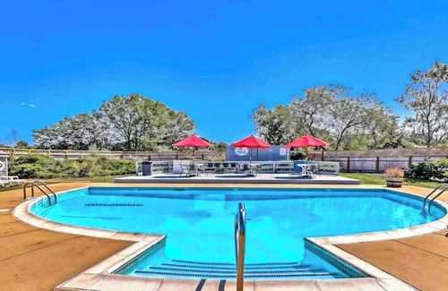 Oak Bluffs Condo | Island Inn - One Bedroom Suite - 8C - Dog-friendly - Oak Bluffs, MA