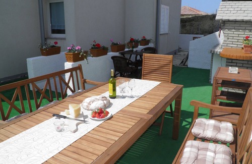 Dinjiska Apartment | Island Pag seafront 2