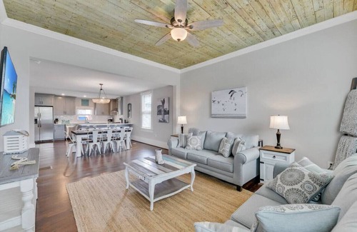 San Jacinto House | Island Time Poolside | Walk to Beach | Pier