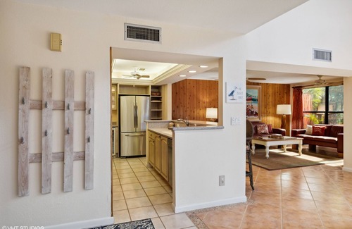 Sanibel House | Island Townhouse steps from the ocean, large lanai, heated pool - Summer AVAIL