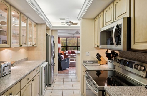 Sanibel House | Island Townhouse steps from the ocean, large lanai, heated pool - Summer AVAIL
