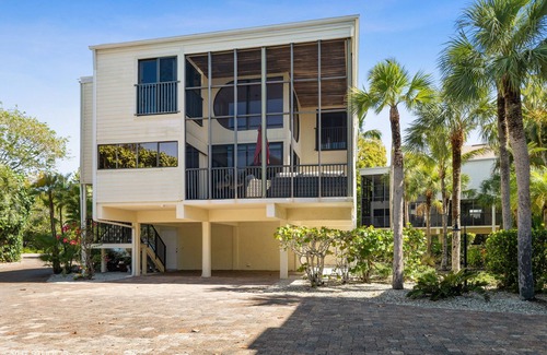 Sanibel House | Island Townhouse steps from the ocean, large lanai, heated pool - Summer AVAIL