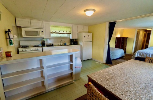 Trenton Apartment | Isleview Cottage 1 - full kitchen, dog friendly!