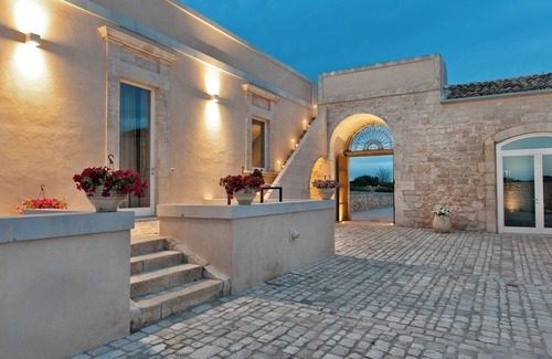 Cannizzara House | An old rural building where you can experience moments of relaxation surrounded by nature.