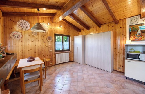 Sant'Ambrogio di Valpolicella House | Holiday Home 'Delle Delizie' with Lake View, Private Garden and Air Conditioning