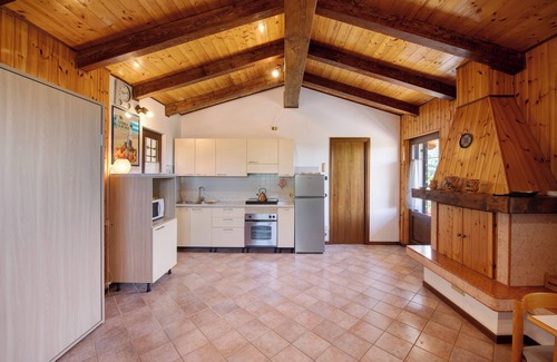 Sant'Ambrogio di Valpolicella House | Holiday Home 'Delle Delizie' with Lake View, Private Garden and Air Conditioning