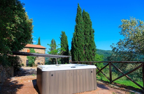 Pieve di Chio Villa | La Casa di Patri - 19th century restored stone house in Tuscany with Jacuzzi