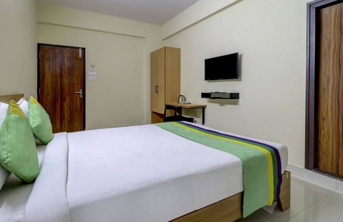 Bengaluru Hotel | Itsy By Treebo - Golden Grand Inn