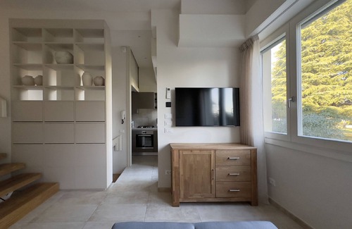 Colombare Apartment | Ivory Apartment - modern lakeside apartment - private park and swimming pool
