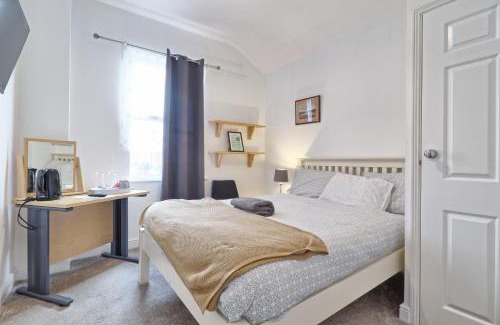 Westcliff-on-Sea Bed & Breakfast | Ivy Comfy stay