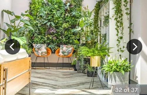 Kirk Sandall House | Ivy House 6-Beds Sleeps 19 with Hot Tub