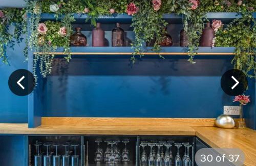 Kirk Sandall House | Ivy House 6-Beds Sleeps 19 with Hot Tub