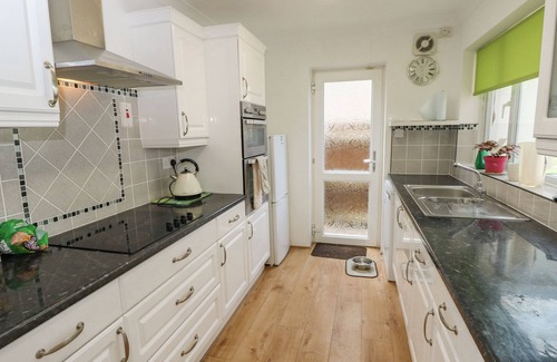 Highcliffe-on-Sea Cottage | IVYS PLACE, pet friendly, character holiday cottage in Highcliffe