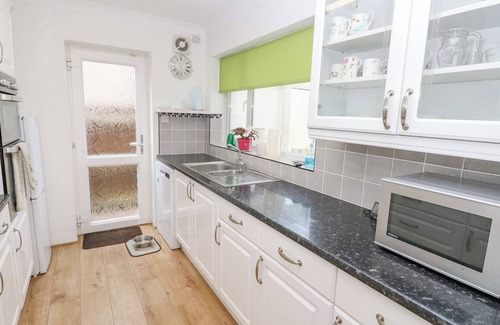 Highcliffe-on-Sea Cottage | IVYS PLACE, pet friendly, character holiday cottage in Highcliffe