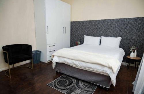 Greater Johannesburg Metropolitan Area Apartment | Izimbalizethu