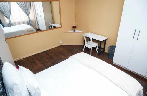 Greater Johannesburg Metropolitan Area Apartment | Izimbalizethu