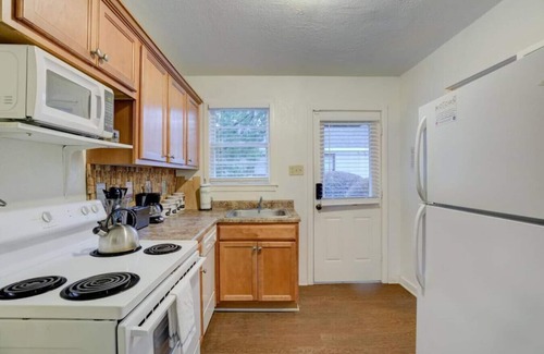 Midtown Apartment | J 88 · Private gated cottage! Walk to Overton square!