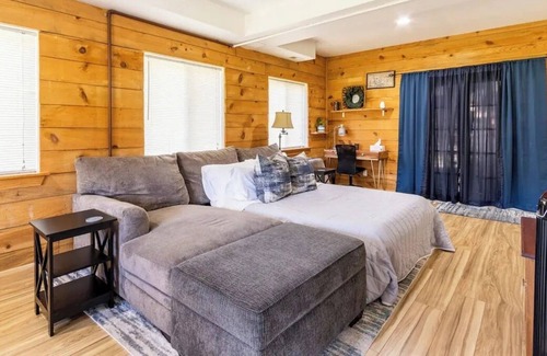 Milford House | J&L Retreat Min away from DE Turf