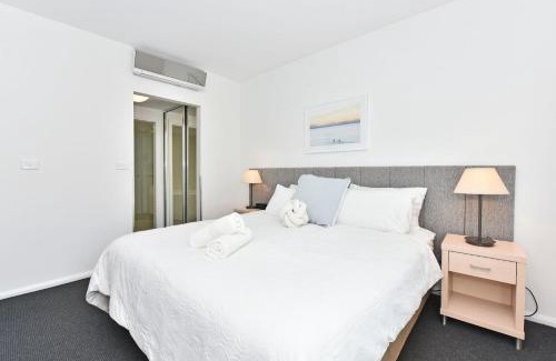 Salamander Bay Apartment | J's Resort Pacific Blue Swim Up-Unit A