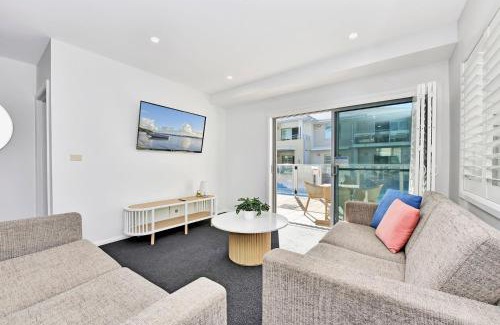 Salamander Bay Apartment | J's Resort Pacific Blue Swim Up-Unit A