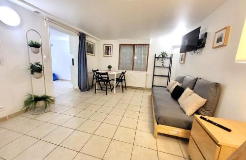 Trappes Apartment | J1 St-Quentin-en -Yvelines Studio en Rez de jardin avec parking