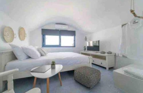 Firostefani Apartment | Jaccuzzi Romantic Suite in Firostefani,sea view!