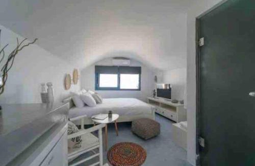 Firostefani Apartment | Jaccuzzi Romantic Suite in Firostefani,sea view!