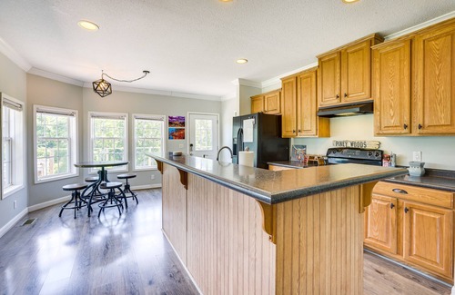 Jacksonville House | Jacksonville Home w/Deck - 30 Mi to Talladega!