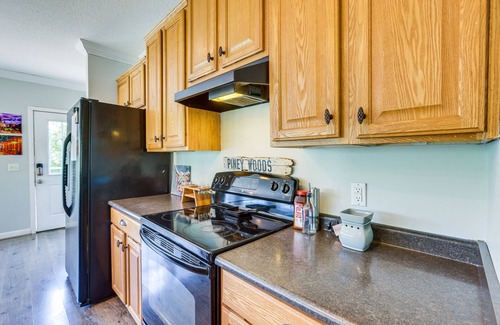 Jacksonville House | Jacksonville Home w/Deck - 30 Mi to Talladega!