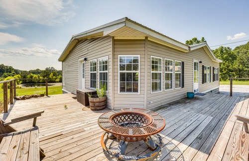 Jacksonville House | Jacksonville Home w/Deck - 30 Mi to Talladega!