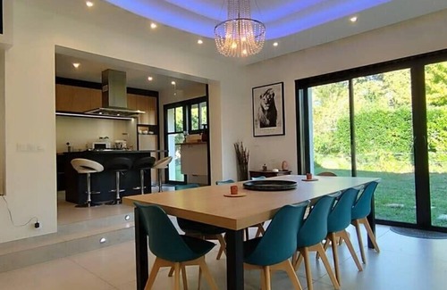 Villenave-d'Ornon Apartment | jacuzzi 130m², 6-8 pers à 15mn Bx tramC, la campagne en centre ville 5*