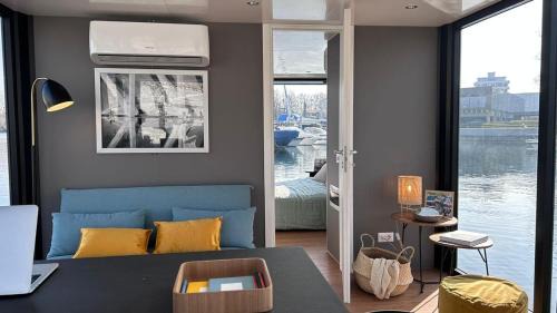 Villaggi Boat Rental | Jacuzzi & relax on greyhouseboat