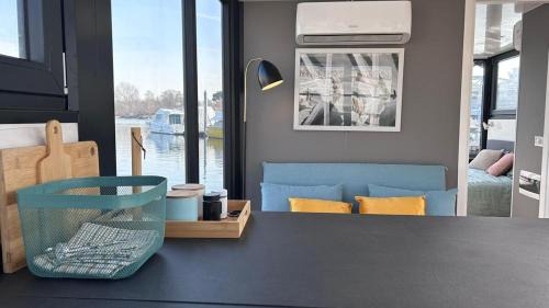 Villaggi Boat Rental | Jacuzzi & relax on greyhouseboat