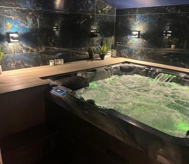 Watford Apartment | Jacuzzi Retreat in Watford