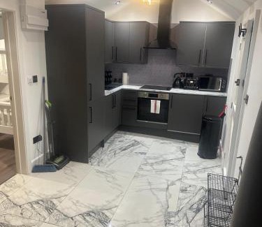 Watford Apartment | Jacuzzi Retreat in Watford